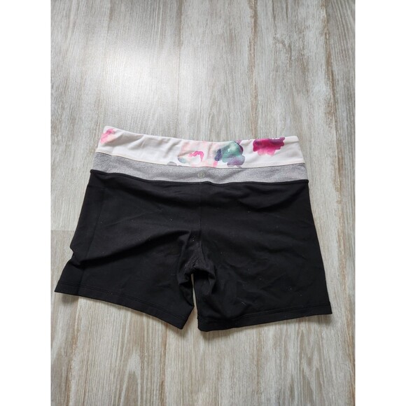 Lululemon Reversible Yoga Band Shorts Black Floral Stretch Thick Pocket Sz 8 - Picture 2 of 9